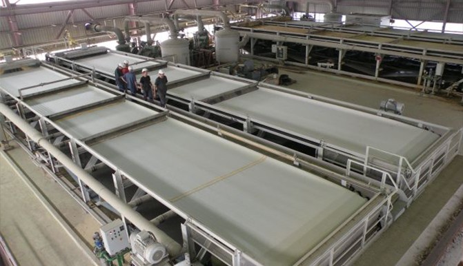 Vacuum belt filter with filter fabric for FGD gypsum dewatering